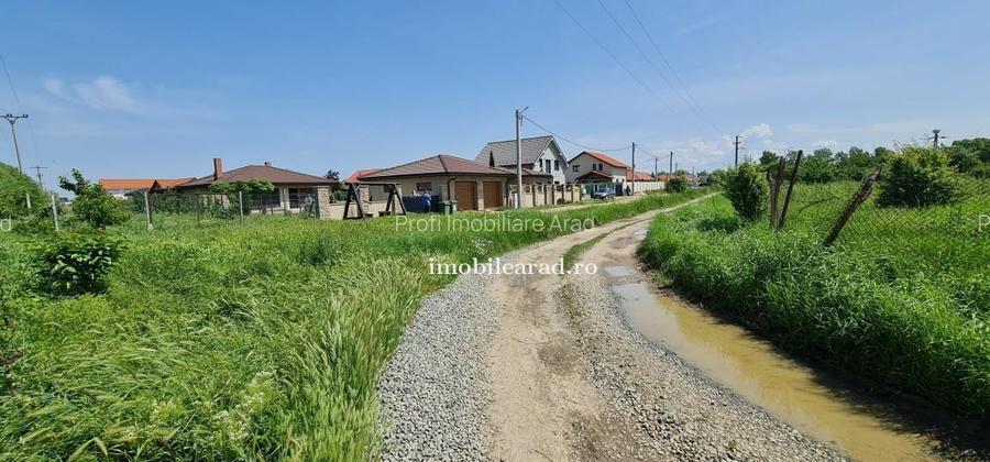 Teren intravilan 10.000mp cu utilitati, imprejmuit, Loc. Sanleani intre case, pr - 14