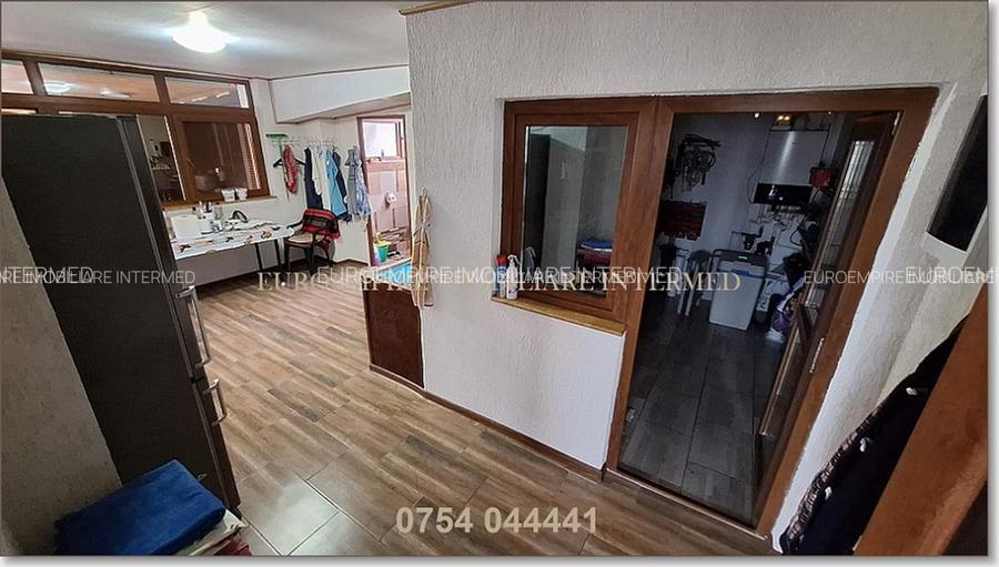 Vila+casa de vanzare zona Km 5 - 28