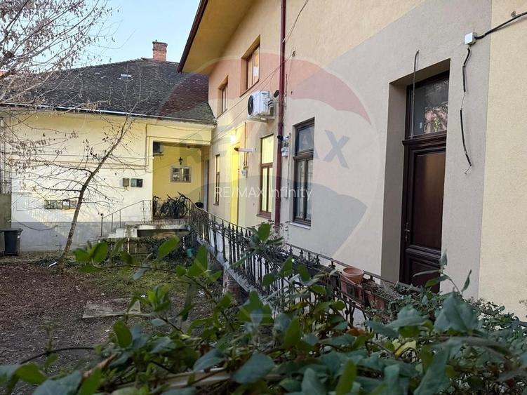 Apartament 4 camere, pe 2 niveluri si curte comuna în Centru - 37