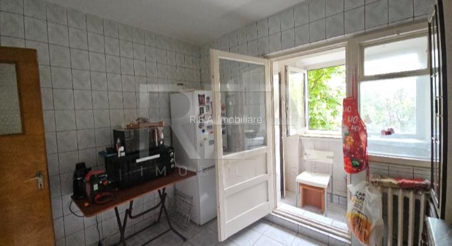 2 camere, etaj 3 - piața aproape - 9