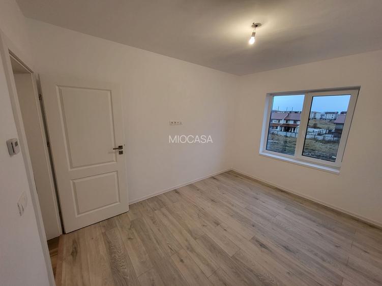 Bloc tip Vila. Langa Mega Image. Curte 30 mp. - 6