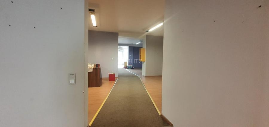 Spatiu comercial pe 2 nivele,spatii depozitare + parcari, in zona foarte buna! - 4