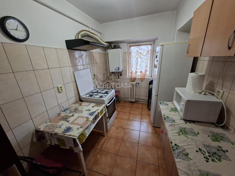 Apartament cu 4 camere, decomandat, etaj 2/4, zona Dacia - 6
