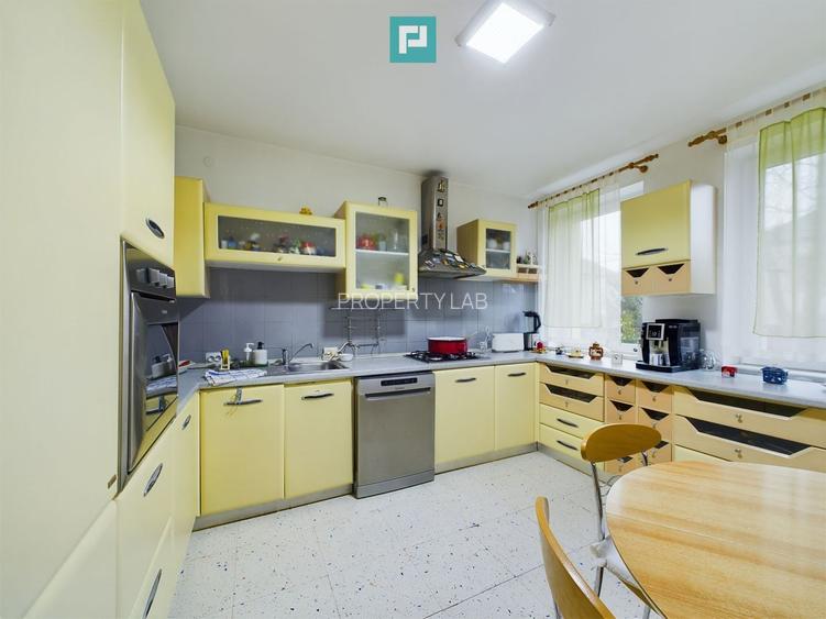 Casă situată Central în Dumbrăvița - 11