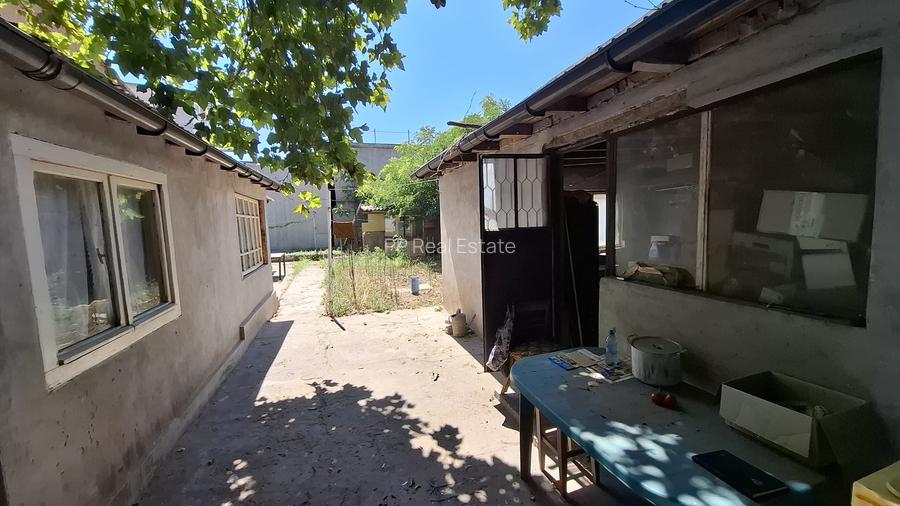 Piata Amzacea-Teren 375 mp (deschidere 14.86 ml )  + casa demolabila - 2