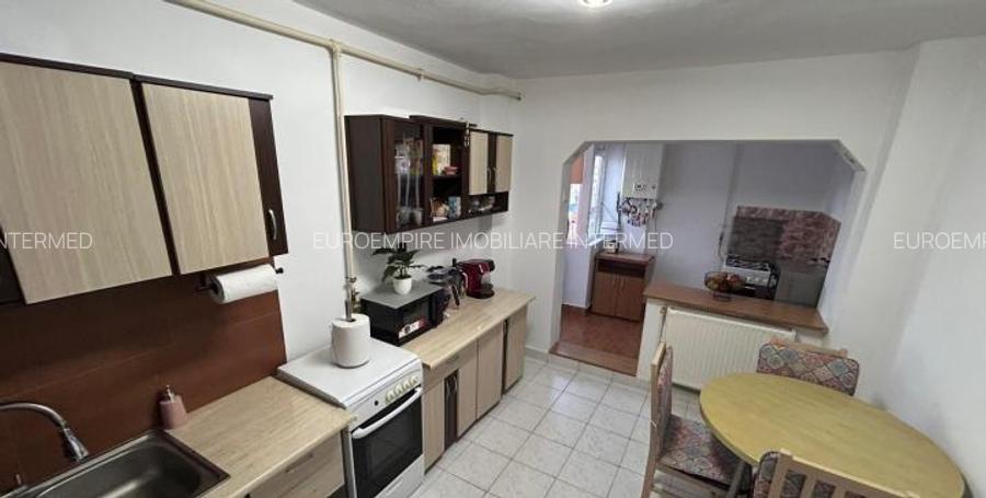 Apartament cu 4 camere, decomandat, zona DACIA - 7