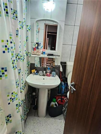 Girocului- centrala proprie- decomandat- etaj intermediar - 2