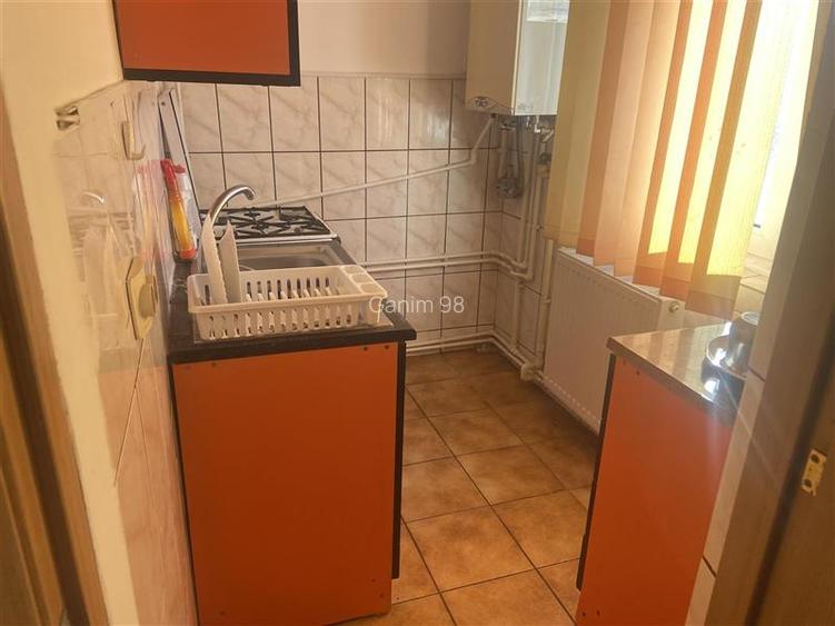 Garsoniera , zona B-dul Independentei , et 2 , 32 mp , decomandata , mobilata si - 12