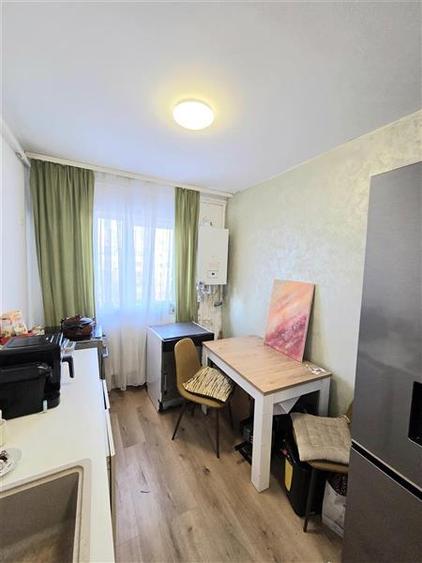 Apartament 3 Camere, Semidecomandat, Zona Dacia