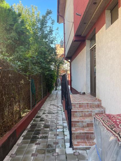 Locuință elegantă cu curte amenajată – parter + etaj, în spatele Pieței Delfinul
