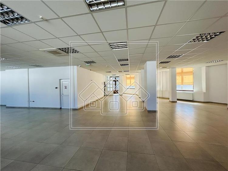 Spatiu comercial, 876 mp utili,  10 parcari, Piata Cluj