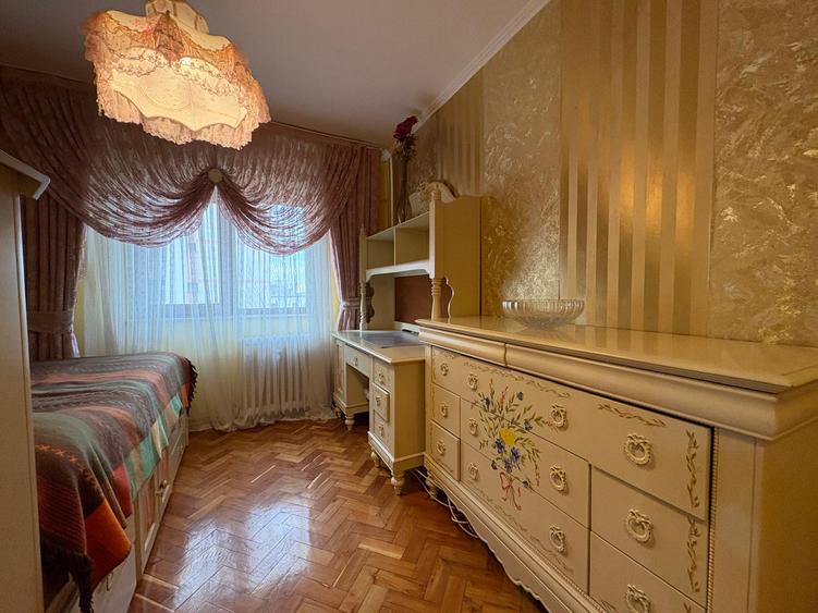Apartament cu 4 camere de vanzare in zona Mosilor - Eminescu