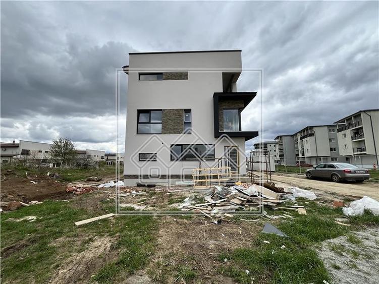 Casa tip duplex in Selimbar, 4 camere, terasa mare, teren 214 mp
