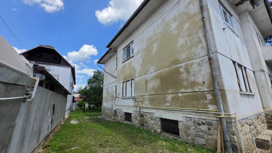 Apartament cu 4 camere , garaj si teren de 420 mp de vanzare zona Sub Arini