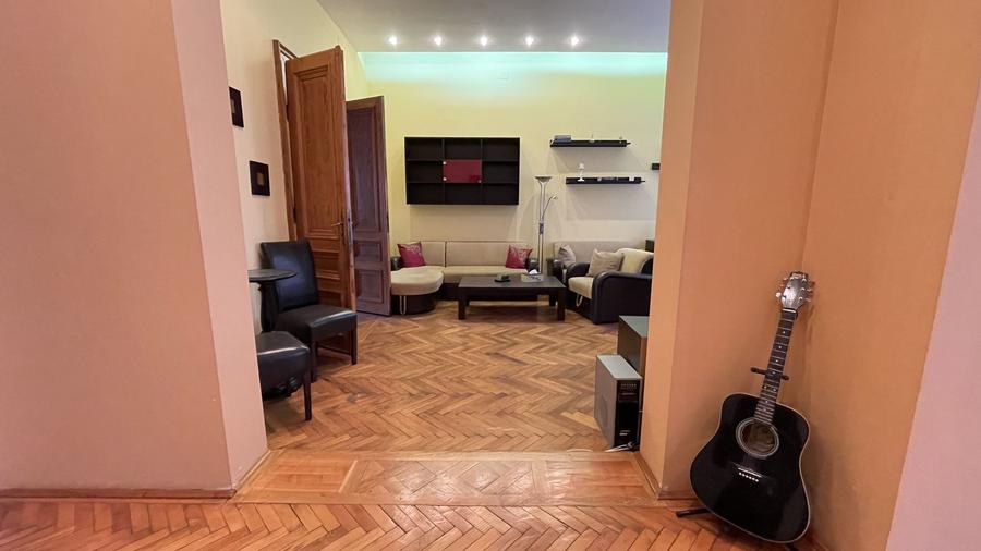 Apartament  spatios de vanzare intr-o cladire istorica