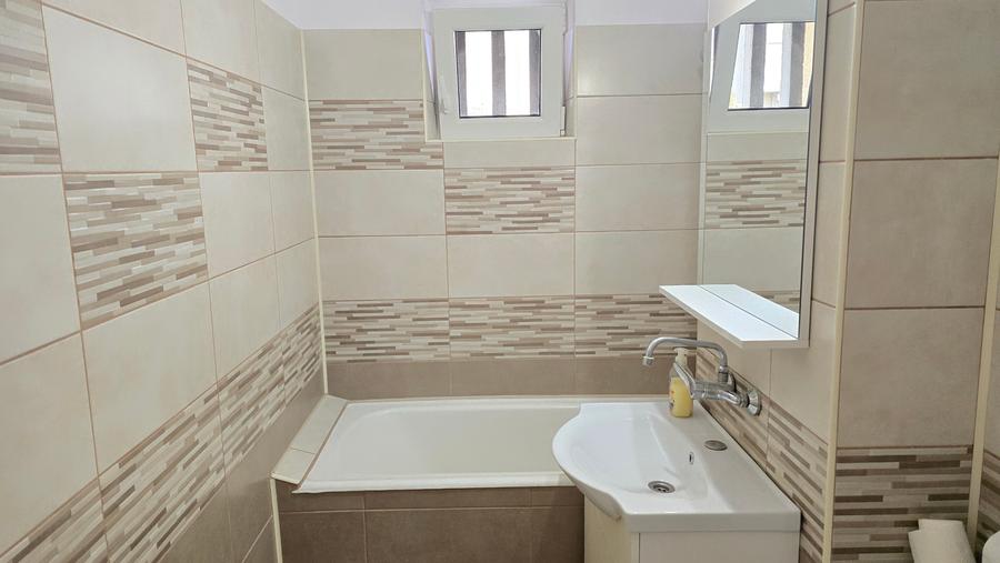 Inchiriez sau vand apartament 4 camere in Deva, zona Pietei Centrale, etaj 3,