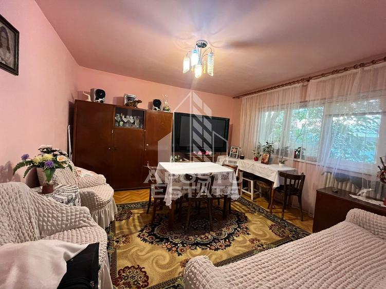Apartament cu 3 camere, 2 bai, decomandat, parter inalt,zona Girocului