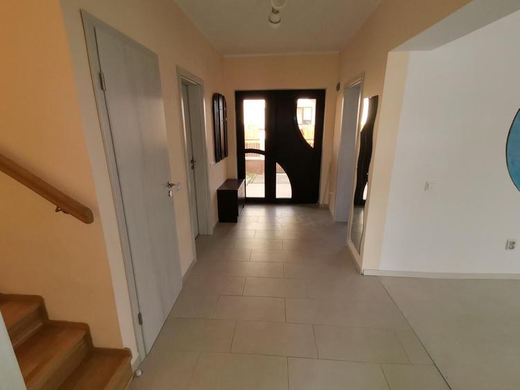 INCHIRIEZ casa 5 camere decomandate ,cu garaj,zona Calea Cisnadiei