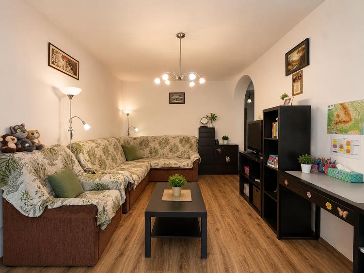 Vilă 6 Camere || Curte Superb Amenajată | | Metrou Laminorului