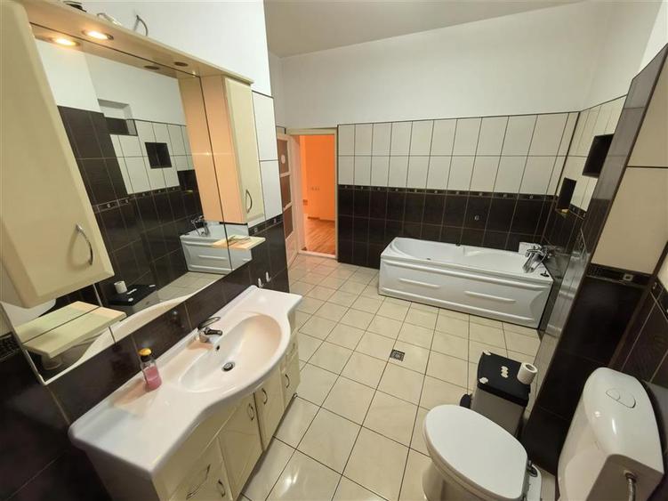 Apart 3 camere etaj 1 la KM 0 - Primaria Arad