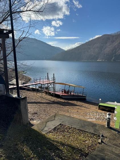 Casa de vacanta pe malul Lacului Tarnita, 650 m2 teren