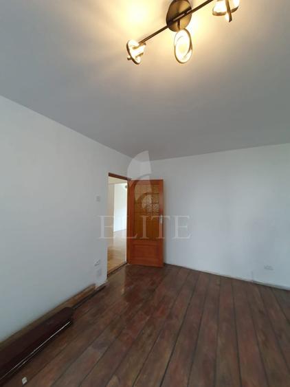 Apartament 3 camere în zona MOGOSOAIA