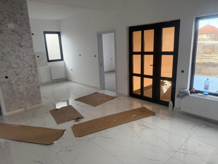 Agenție imobiliară vindem casă la sol cu patru camere în Năvodari