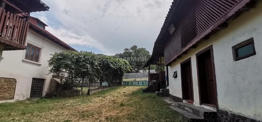 Vand casa la curte cu 2 cladiri anexe si teren