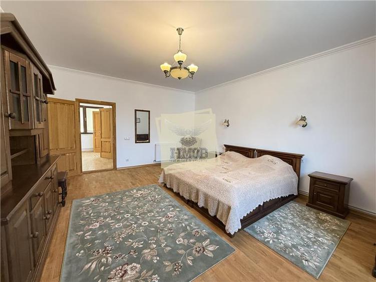 Casa ultracentrala complet renovata 6 camere 3 bai Cisnadioara
