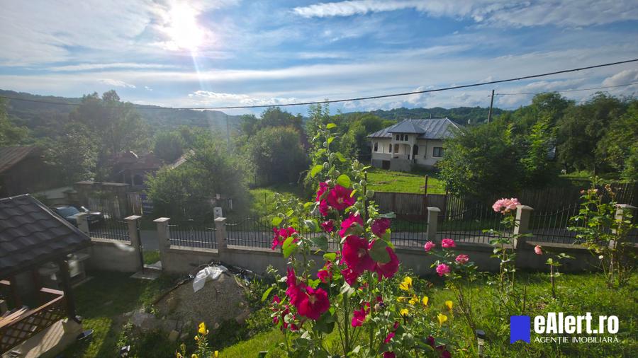 Vând casă de vacanță Bezdead, vedere la vale, acces Munții Bucegi
