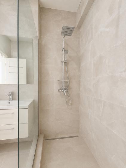 Apartament cu vedere la mare in imobil futurist pe plaja