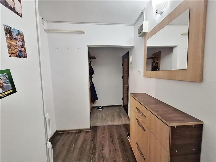 Apartament 3 camere semidecomandat zona Milcov
