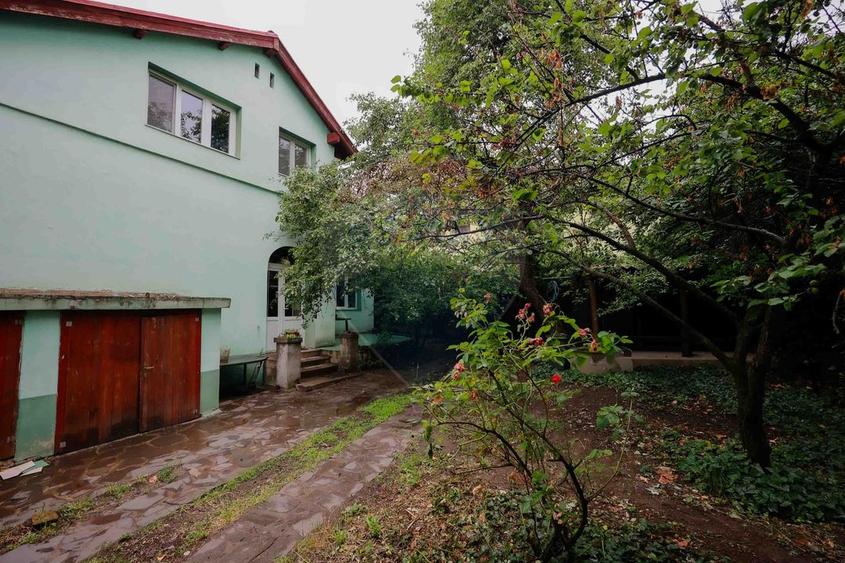 Casă cu mansardă, Ultracentral, N. Jiga, singur în curte, intrare auto