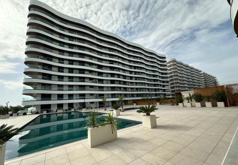Vedere la mare si lac | Complex cu piscina si parcare privata