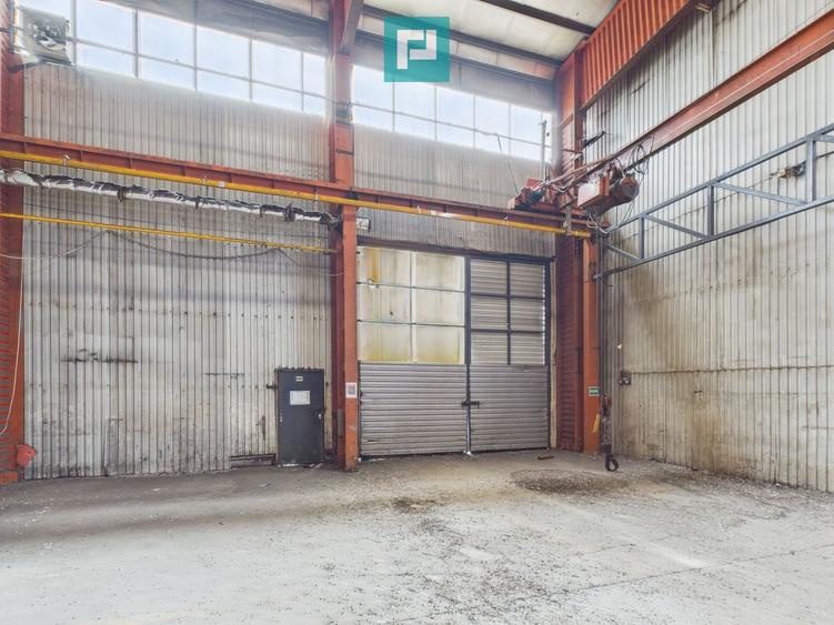 Hală industrială cu pod rulant și parcare betonată