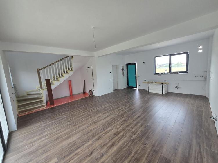 Complex rezidential nou. 4 Camere. 2 Bai. Curte.