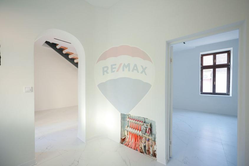 Apartament cu 4 camere de vânzare, ultracentral