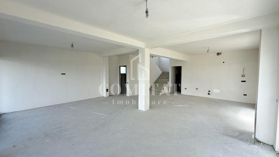 Casă individuală cu panoramă spre oraș zona de case și vile
