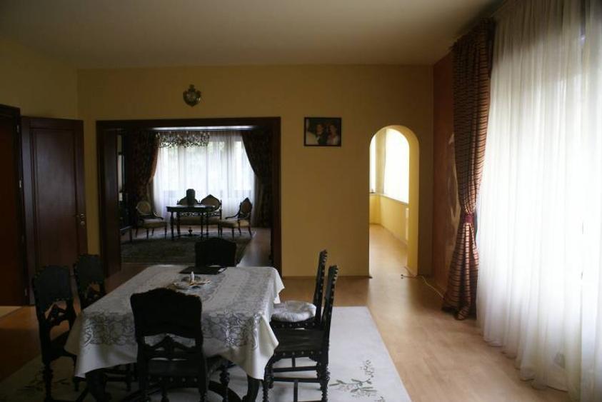 VAND APARTAMENT ZONA 0 , EXACT IN SPATELE PRIMARIEI 240mp