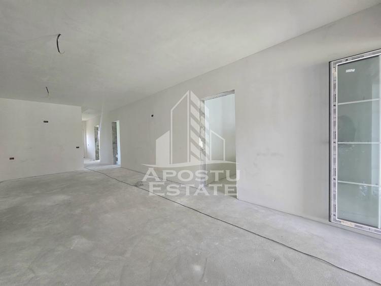 Jumatate de duplex pe parter cu 4 camere si 2 bai, Sag