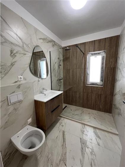 Apartament cu 3 camere 2 bai si balcon etaj 1 zona Doamna Stanca