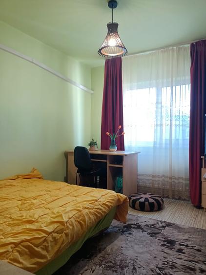 3 camere decomandate , centrala pe gaze, ,zona Dacia , pe SUD, pod deasupra