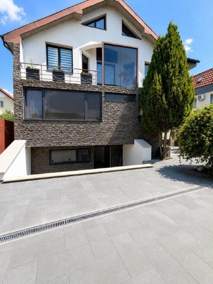 Spatiu comercial de închiriat la casa cu locuri de parcare