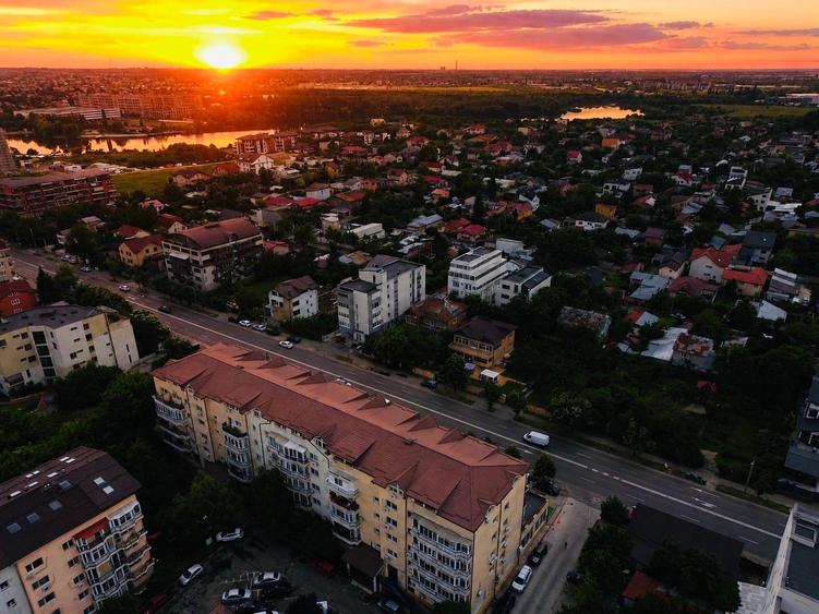Apartament cu 3 Camere | 90 mp Utili | 2 Parcări | Complet Renovat |