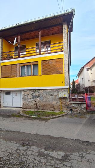 Casa 6 camere in Cisnadie cu garaj si teren 250 mp