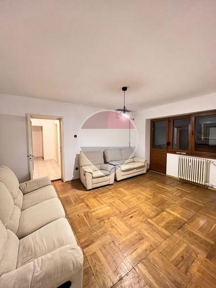 Apartament cu 3 camere de închiriat în zona Bancilor