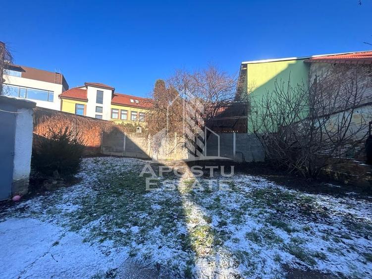 Casa cu 929 mp teren pretabil pentru investitie in zona Centrala.