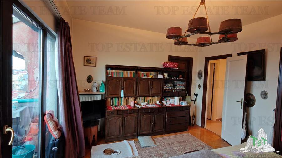 Apartament de 3 camere ultracentral, 2 intrari, lift cu acces privat, pod pentru