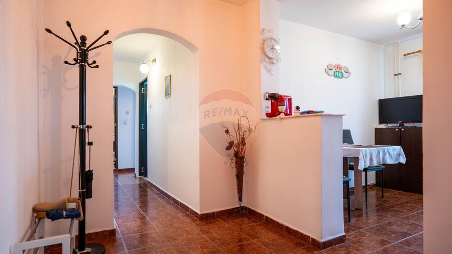 Apartament cu 3 camere de vânzare în zona Rahova