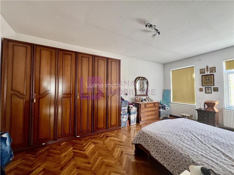 Casa de vanzare  | 2 constructii | 540 mp teren |  zona Lupeni | pivnita - 15